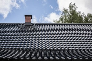 4b. Plechová střecha Ruukki Finnera imitující klasickou taškovou krytinu na domě klempíře Pavla     
